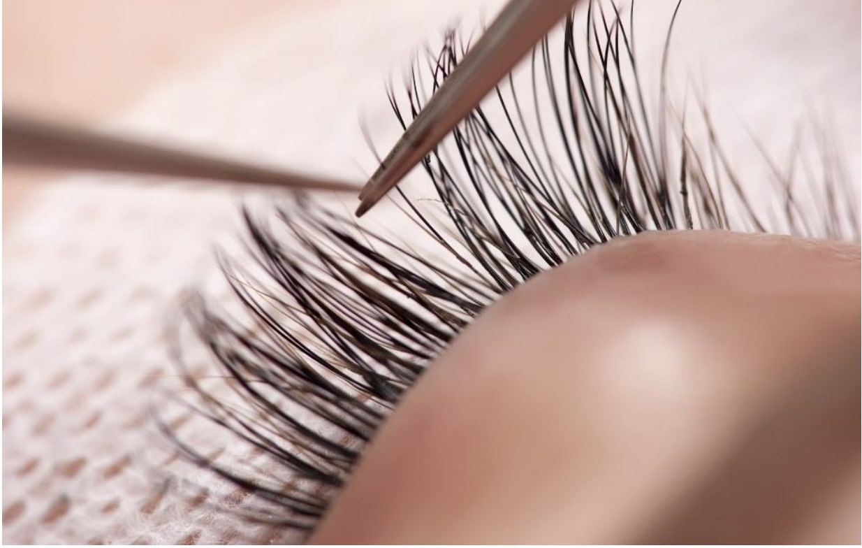 a-comparative-analysis-of-hybrid-vs-classic-eyelash-extensions-3
