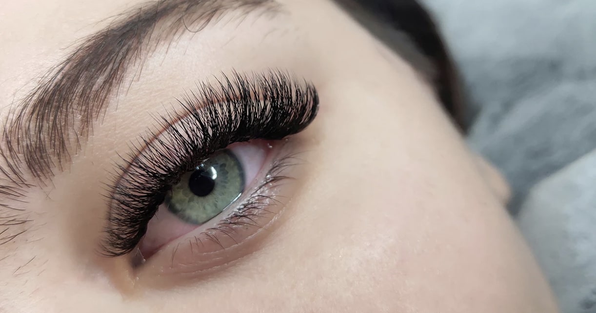 a-comparative-analysis-of-hybrid-vs-classic-eyelash-extensions-7