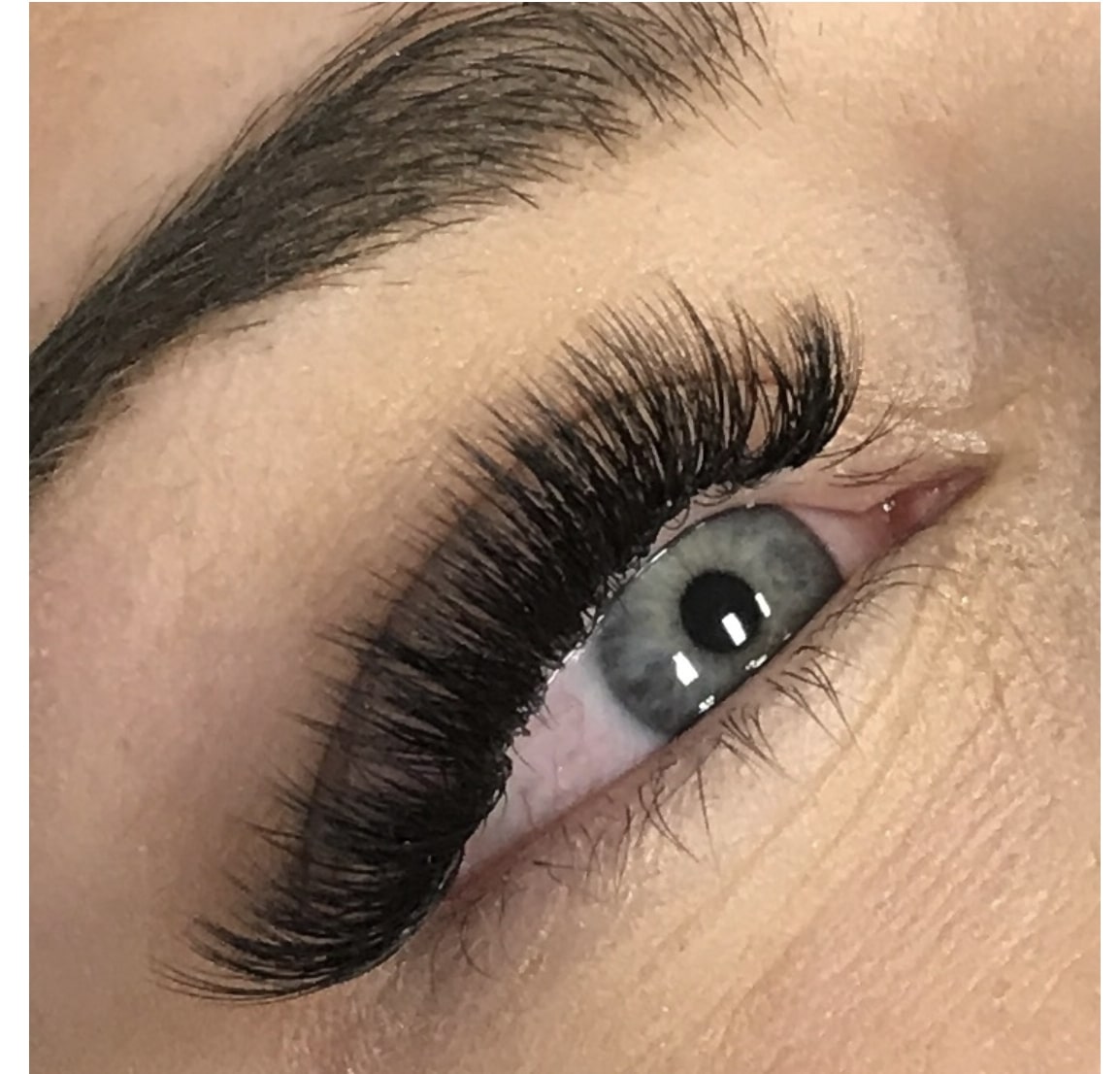 explore-effortless-elegance-with-natural-classic-eyelash-extensions-3