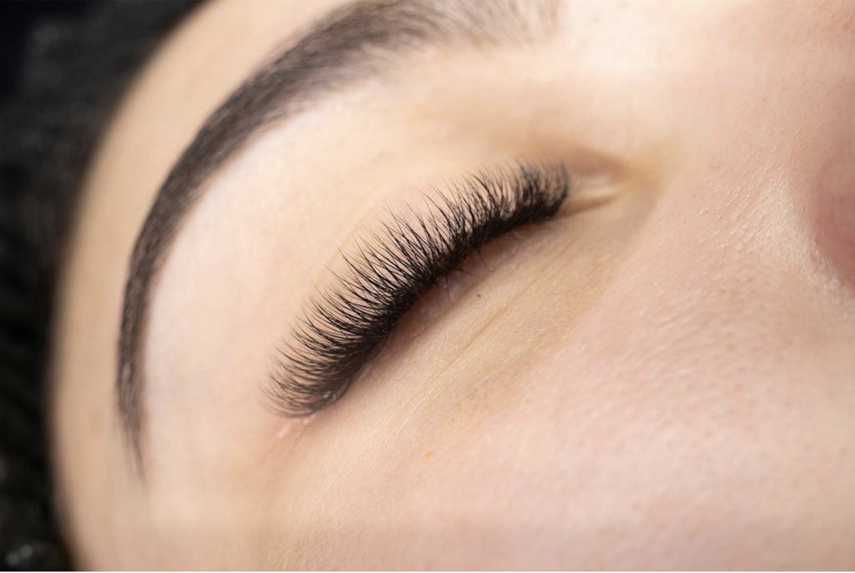 explore-effortless-elegance-with-natural-classic-eyelash-extensions-7