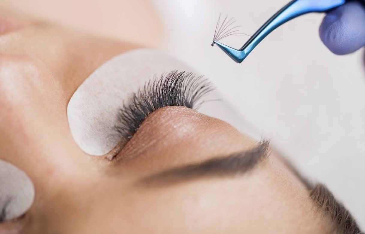 the-ways-to-embrace-timeless-beauty-with-classic-eyelash-extensions-6