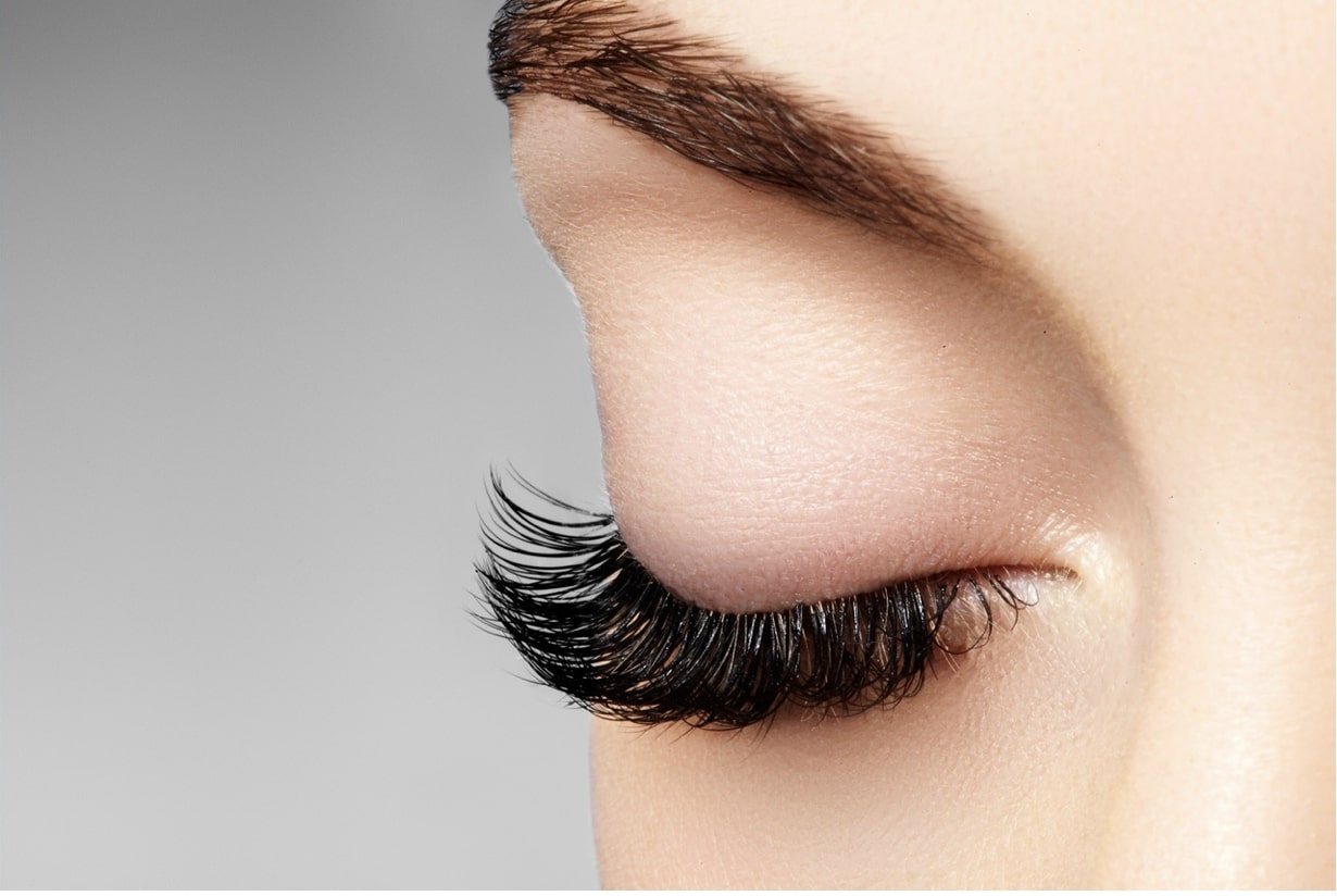 achieving-a-captivating-appearance-with-cat-eye-eyelash-extensions-6