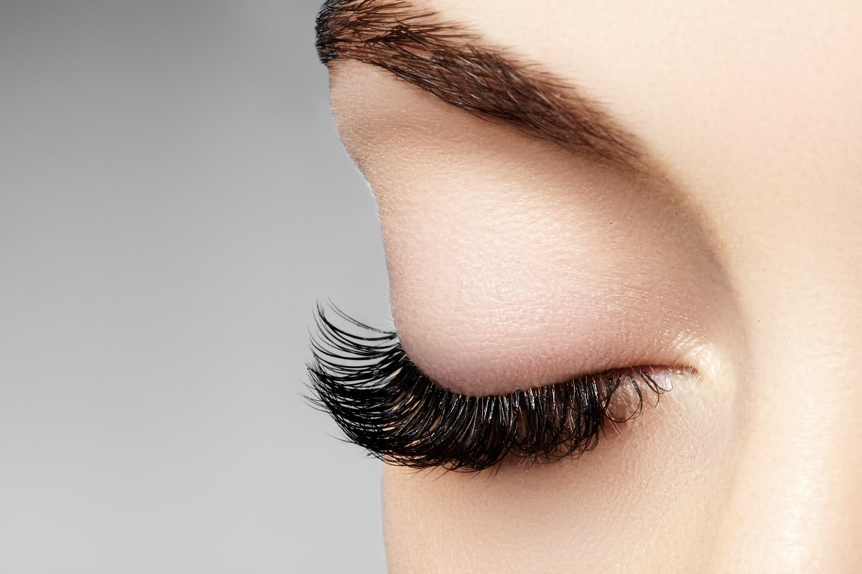 explore-the-art-of-lashes-with-wispy-hybrid-eyelash-extensions-5